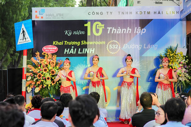 chat-kin-khach-moi-tham-du-khai-truong-showroom-hai-linh-532-duong-lang-107.jpg