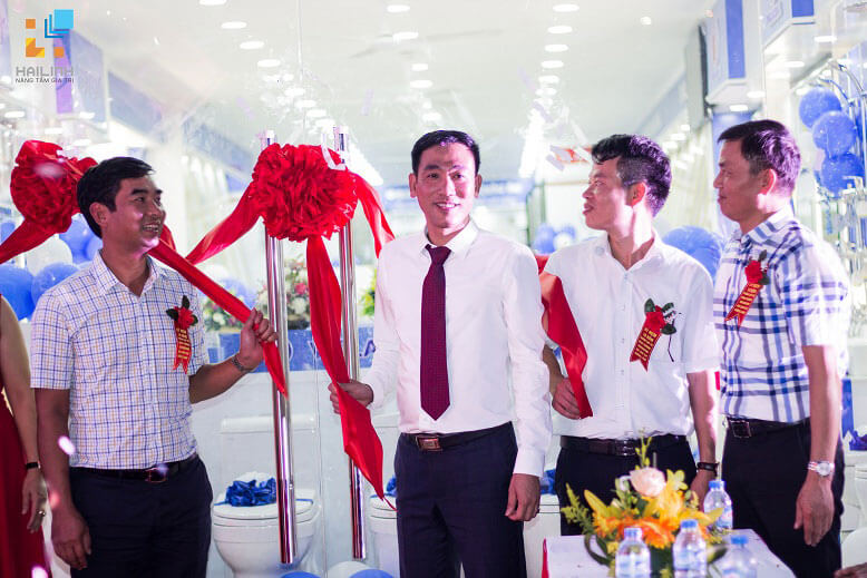 chat-kin-khach-moi-tham-du-khai-truong-showroom-hai-linh-532-duong-lang-13.jpg