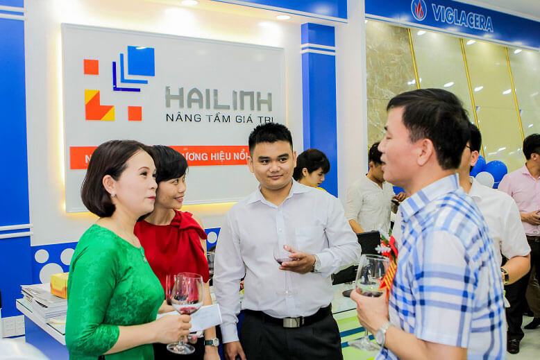 chat-kin-khach-moi-tham-du-khai-truong-showroom-hai-linh-532-duong-lang-506.jpg