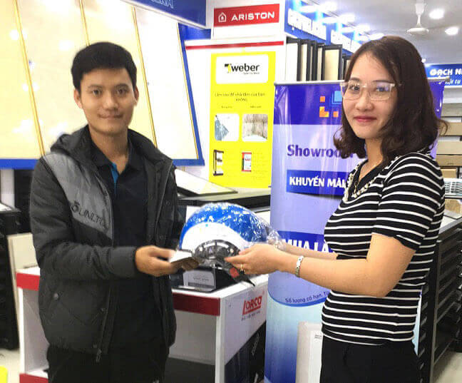 chuc-mung-khach-hang-nhan-qua-tang-tu-chuong-trinh-khuyen-mai-1 chuc-mung-khach-hang-nhan-qua-tang-tu-chuong-trinh-khuyen-mai-1.jpg