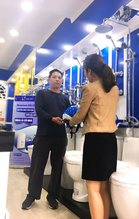 chuc-mung-khach-hang-nhan-qua-tang-tu-chuong-trinh-khuyen-mai-3 chuc-mung-khach-hang-nhan-qua-tang-tu-chuong-trinh-khuyen-mai-3.jpg