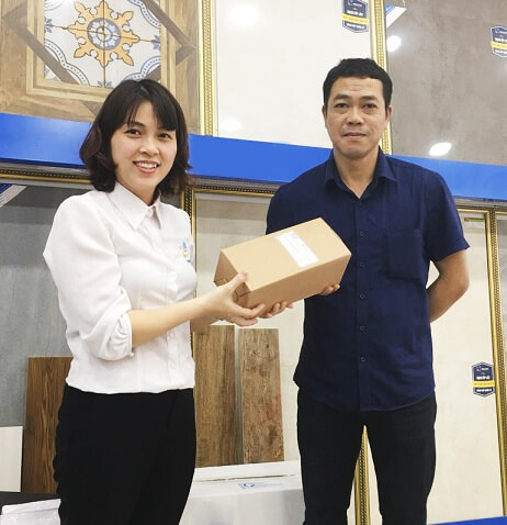 chuc-mung-khach-hang-nhan-qua-tang-tu-chuong-trinh-khuyen-mai-5-1 chuc-mung-khach-hang-nhan-qua-tang-tu-chuong-trinh-khuyen-mai-5.jpg