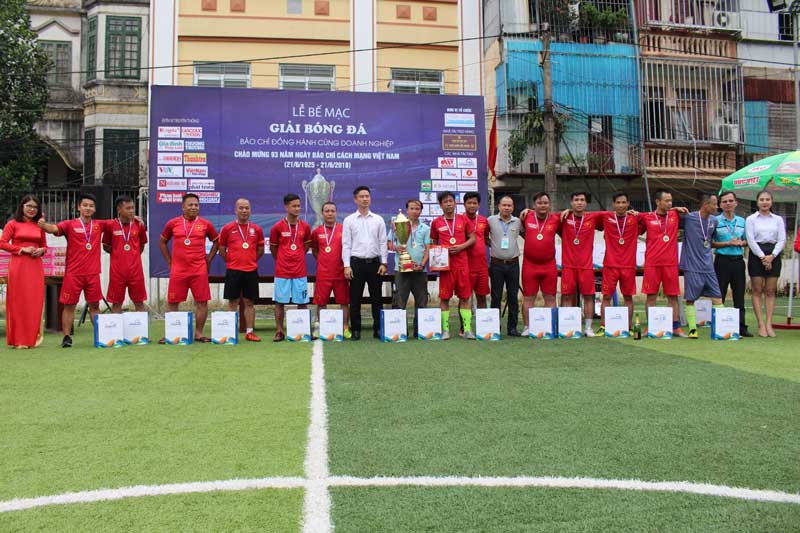 hai-linh-du-chung-ket-giai-bong-da-bao-chi-dong-hanh-cung-doanh-nghiep-0-1 hai-linh-du-chung-ket-giai-bong-da-bao-chi-dong-hanh-cung-doanh-nghiep-0.jpg