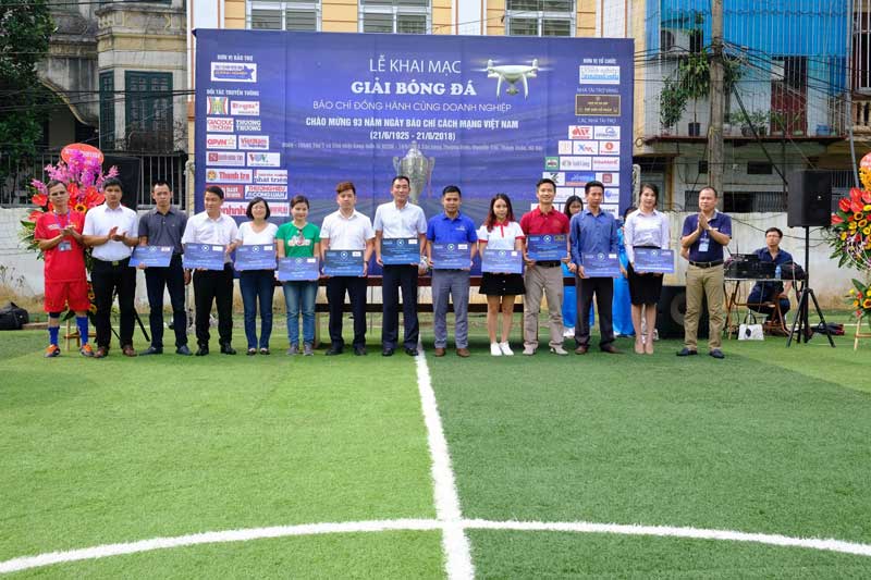 hai-linh-tham-du-khai-mac-giai-bong-da-bao-chi-dong-hanh-cung-doanh-nghiep-0.jpg