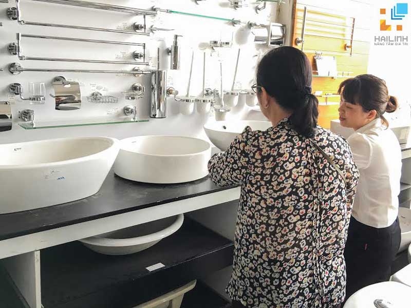 khach-hang-tap-nap-lua-chon-thiet-bi-ve-sinh-tai-hai-linh-1.jpg