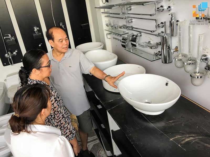 khach-hang-tap-nap-lua-chon-thiet-bi-ve-sinh-tai-hai-linh-2.jpg