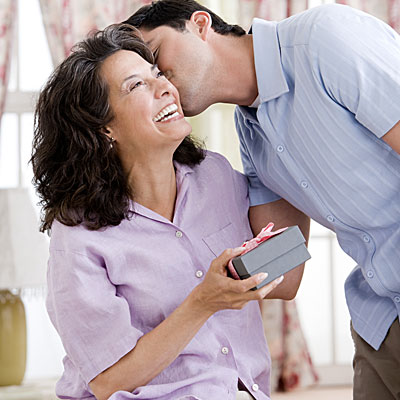 mon-qua-20-10-moi-la-khien-me-va-vo-vui-ca-ngay-0-1 mon-qua-20-10-moi-la-khien-me-va-vo-vui-ca-ngay-0.jpg