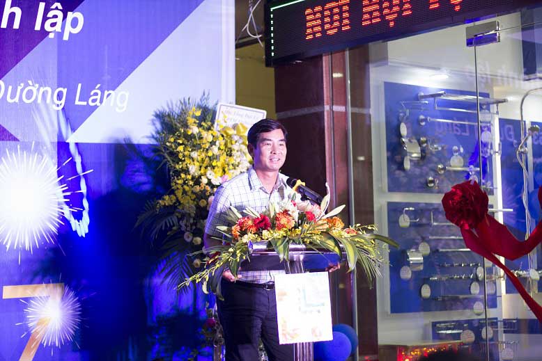 TGD-cong-ty-co-phan-viglacera-chuc-mung-hai-linh-khai-truong-showroom-moi-1.JPG