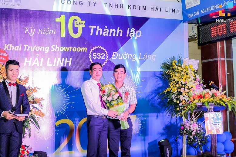 TGD-cong-ty-co-phan-viglacera-chuc-mung-hai-linh-khai-truong-showroom-moi-3.jpg