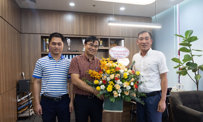 Đại diện công ty cổ phần Viglacera tặng hoa chúc mừng sinh nhật Giám đốc 