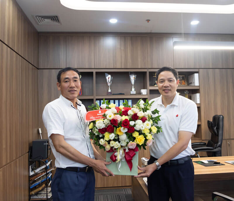 Đại diện công ty cổ phần Đồng Tâm tặng hoa chúc mừng sinh nhật Giám đốc 