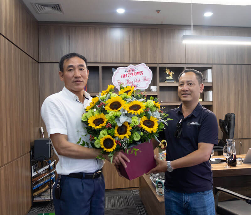Đại diện Vietceramics tặng hoa chúc mừng sinh nhật Giám đốc 