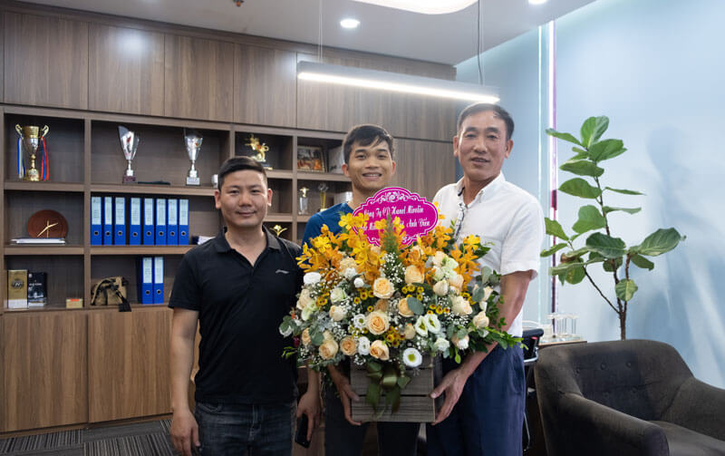 Đại diện công ty cổ phần Hanel Mirolin tặng hoa chúc mừng sinh nhật Giám đốc