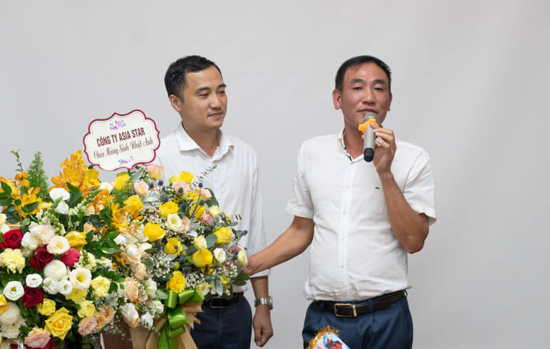 Đại diện công ty Asia chúc mừng sinh nhật Giám đốc 