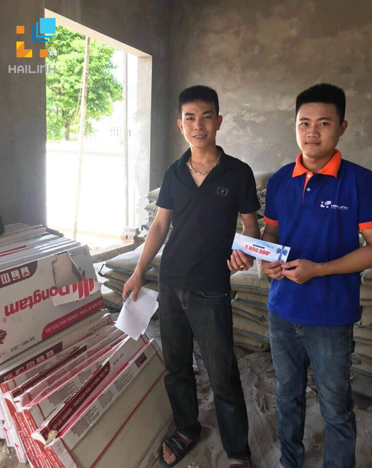 Anh Duy ở Hà Đông nhận sản phẩm mua sắm tại công trình và nhận voucher khuyến mại 2 triệu đồng.