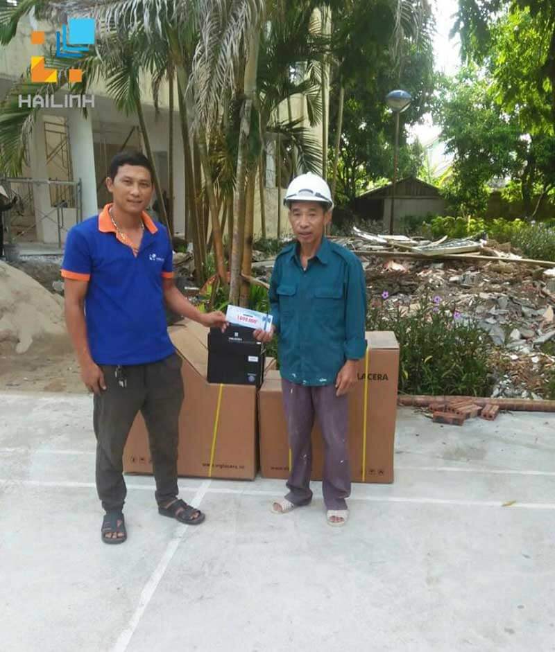 Chú Mạnh tại Trung tâm Điều dưỡng người có công số Địa chỉ: xã Bảo Yên - huyện Thanh Thủy - Tỉnh Phú Thọ nhận hàng cùng Voucher giá trị 1 triệu đồng.