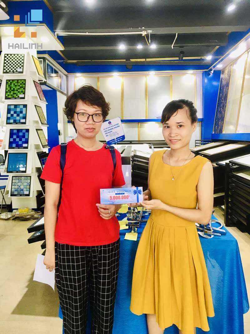 Khách hàng nhận voucher 5tr