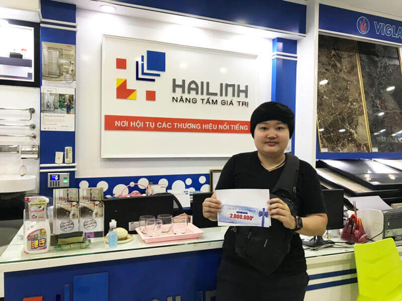 Chị Linh vui mừng nhận voucher mua sắm lần tiếp theo tại Hải Linh trị giá 2 triệu đồng