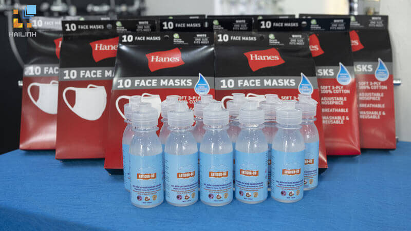 Hải Linh tặng khẩu trang và nước rửa tay đánh bay Covid-19 bảo vệ sức khỏe bạn và gia đình
