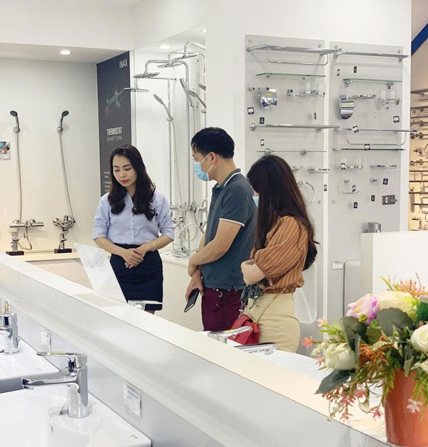 Nhân viên Hải Linh tư vấn khách hàng