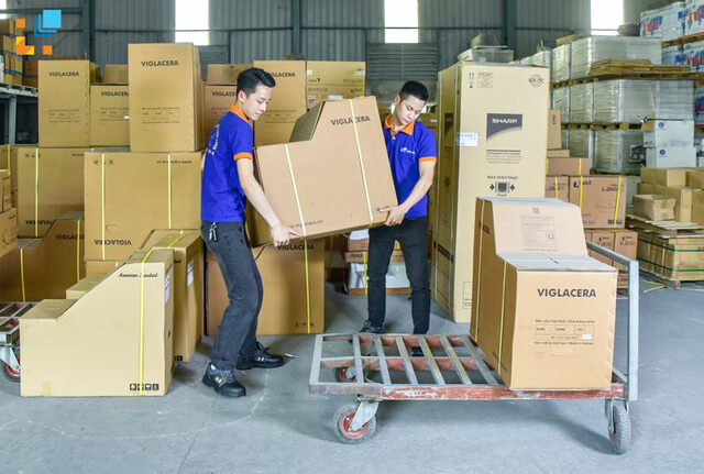 Nhân viên Hải Linh chuẩn bị đơn hàng vận chuyển cho khách