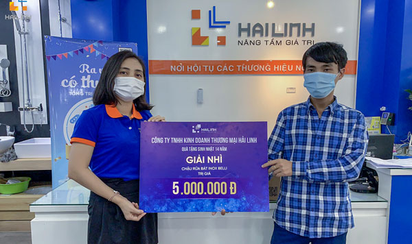 Chủ nhân giải Nhì với chậu rửa bát Inox trị giá 5 triệu đồng.