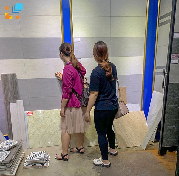 Khách hàng lựa chọn mua sắm tại khu vực trưng bày gạch ốp lát